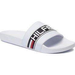 Klapki TOMMY HILFIGER - Poolslide FM0FM02365 White YBS. Białe klapki męskie z materiału. W wyprzedaży za 149,00 zł.