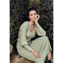 Miętowa Spódnica Liyana. Zielone spódniczki damskie Born2be, s, bez wzorów, z dzianiny, eleganckie, midi, ołówkowe. Za 99,99 zł.
