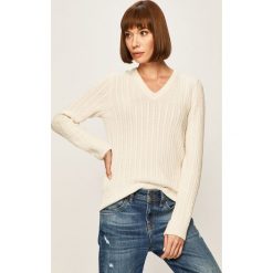 Lacoste - Sweter. Białe swetry damskie Lacoste, bez wzorów, z wiskozy, bez rękawów, bez kaptura. W wyprzedaży za 399,90 zł.