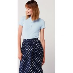 Koszulka Polo błękitna - krótki rękaw L niebieski. Niebieskie koszulki damskie polo s, bez wzorów, z bawełny, z krótkim rękawem. Za 197,00 zł.