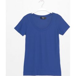 Bluzka. Niebieskie bez kategorii marki Simple, z dzianiny, klasyczne, z klasycznym kołnierzykiem, z krótkim rękawem. Za 179,90 zł.