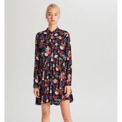 Koszulowa sukienka oversize - Czarny. Czarne sukienki damskie Cropp, s, bez wzorów, z koszulowym kołnierzykiem, bez rękawów, koszulowe. Za 69,99 zł.