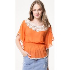Pomarańczowa Bluzka Belimp. Pomarańczowe bluzki damskie Born2be, s, w koronkowe wzory, z koronki, bez kołnierzyka, z krótkim rękawem. Za 14,99 zł.
