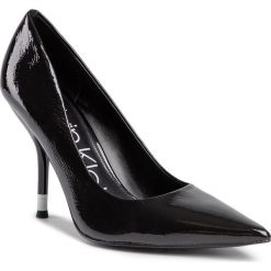 Szpilki CALVIN KLEIN - Aliyah B4E6228 Black. Czarne półbuty damskie Calvin Klein, bez wzorów, ze skóry ekologicznej, bez obcasa, na obcasie, bez zapięcia. W wyprzedaży za 419,00 zł.