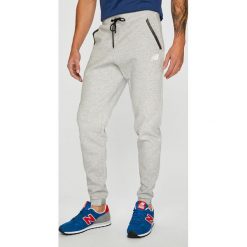 New Balance - Spodnie. Szare spodnie męskie New Balance, na co dzień, xl, bez wzorów, z bawełny, casualowe. W wyprzedaży za 269,90 zł.