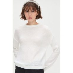 Lekki sweter o drobnym splocie - Biały. Białe swetry damskie Cropp, s, bez wzorów, ze splotem, bez rękawów, bez kaptura. Za 59,99 zł.