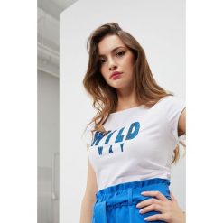 T-shirt z motywującym napisem. Białe bluzki damskie Moodo, s, z nadrukiem, z elastanu, z okrągłym kołnierzem, z krótkim rękawem. Za 29,99 zł.
