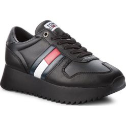 Sneakersy TOMMY JEANS - High Cleated Sneaker EN0EN00288 Black 990. Czarne półbuty damskie Tommy Jeans, bez wzorów, z jeansu, bez obcasa, na obcasie, bez zapięcia. W wyprzedaży za 279,00 zł.