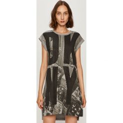 Dkny - Sukienka. Szare sukienki damskie DKNY, na co dzień, s, z nadrukiem, z bawełny, casualowe, z okrągłym kołnierzem, z krótkim rękawem, krótkie, mini, proste. Za 299,90 zł.