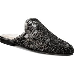Klapki HEGO'S MILANO - 1024 Pizzo Lam./Nero. Czarne klapki damskie Hego's Milano, z aplikacjami, ze skóry, bez obcasa, na obcasie. W wyprzedaży za 239,00 zł.
