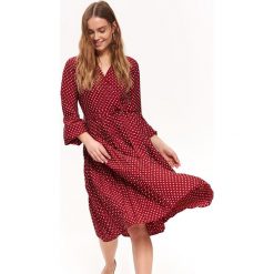 SUKIENKA DAMSKA W KROPKI. Czerwone sukienki damskie Top Secret, na lato, bez wzorów, z tkaniny, eleganckie, z dekoltem w serek, bez rękawów, rozkloszowane. Za 139,99 zł.