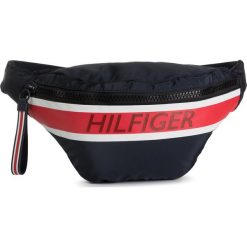 Saszetka nerka TOMMY HILFIGER - Tommy Crossbody AM0AM05220 CJM. Niebieskie torby męskie skórzane TOMMY HILFIGER, bez wzorów, z tworzywa sztucznego, młodzieżowe. W wyprzedaży za 179,00 zł.