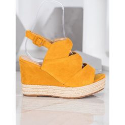 SandaŁy na koturnie fashion. Sandały damskie SMALL SWAN, bez wzorów, z zamszu, bez obcasa, na koturnie, bez zapięcia. Za 99,00 zł.