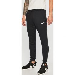 Nike - Spodnie. Czarne spodnie męskie Nike, xl, bez wzorów, z poliesteru, sportowe. Za 159,90 zł.