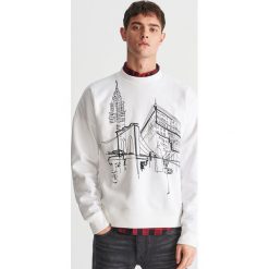 Bluza z haftem - Biały. Białe bluzy męskie Reserved, s, z haftami, bez kołnierzyka, bez rękawów, bez kaptura. W wyprzedaży za 59,99 zł.