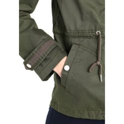 Tommy Jeans SHORT Kurtka wiosenna grape leaf. Zielone żakiety damskie Tommy Jeans, m, bez wzorów, z bawełny. W wyprzedaży za 561,75 zł.