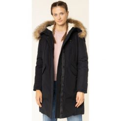 Parka Blauer Taslan 19WBLDK03255 005565. Czarne kurtki damskie Blauer, s, bez wzorów, z bawełny, bez kaptura. W wyprzedaży za 1419,00 zł.
