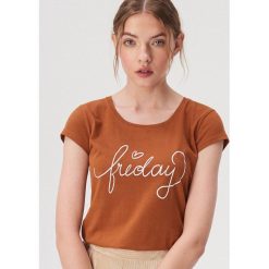 Koszulka z napisem friday - Brązowy. Pomarańczowe koszulki damskie Sinsay, s, z napisami. W wyprzedaży za 7,99 zł.