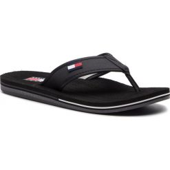 Japonki TOMMY HILFIGER - Hilfiger Corporate Sandal FM0FM02362 Black 990. Czarne klapki męskie TOMMY HILFIGER, bez wzorów, z tworzywa sztucznego. Za 229,00 zł.
