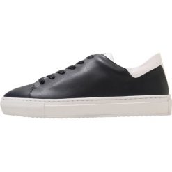 J.LINDEBERG BLOCK ITALIAN Sneakersy niskie navy. Niebieskie sneakersy męskie marki J.LINDEBERG, bez zapięcia. Za 629,00 zł.