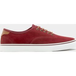 Bordowe tenisówki basic w miejskim stylu. Czerwone buty sportowe męskie marki Pull&Bear, bez wzorów, sportowe, bez zapięcia. Za 59,90 zł.