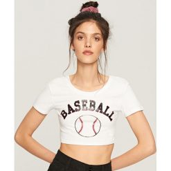 Krótki t-shirt z nadrukiem - Biały. Białe t-shirty damskie Reserved, l, z nadrukiem. W wyprzedaży za 14,99 zł.