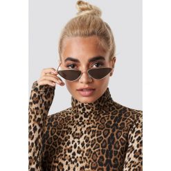 Statement By NA-KD Influencers Okulary przeciwsłoneczne Nina Groer Metal Cateye - Gold. Szare okulary przeciwsłoneczne damskie aviatory Statement By NA-KD Influencers. Za 80,95 zł.