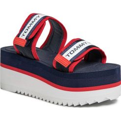 Klapki TOMMY JEANS - Chunky Tape Flatform Sandal EN0EN00871 Twilight Navy C87. Niebieskie klapki damskie Tommy Jeans, bez wzorów, z jeansu, bez obcasa. W wyprzedaży za 169,00 zł.