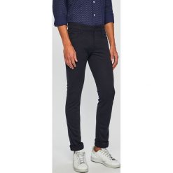 Guess Jeans - Spodnie. Niebieskie spodnie męskie Guess Jeans, na co dzień, m, z aplikacjami, z bawełny, casualowe. W wyprzedaży za 259,90 zł.