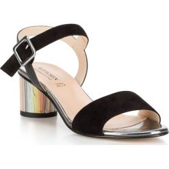 Buty damskie. Czarne klapki damskie Wittchen, w paski, ze skóry, bez obcasa, na obcasie. W wyprzedaży za 239,90 zł.