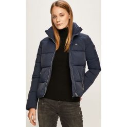 Tommy Jeans - Kurtka. Białe kurtki damskie Tommy Jeans, s, bez wzorów, z poliesteru, krótkie. W wyprzedaży za 499,90 zł.