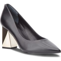 Półbuty GUESS - FLBAI4 LEA08 BLACK. Czarne półbuty damskie skórzane Guess, na obcasie. Za 629,00 zł.