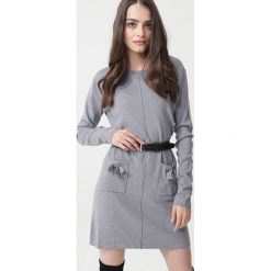 Szara Sukienka Avina. Szare sukienki damskie Born2be, na co dzień, xl, bez wzorów, z dzianiny, z okrągłym kołnierzem, z długim rękawem, długie, proste. Za 99,99 zł.