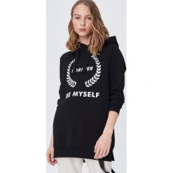 Bluza z kapturem - Czarny. Czarne bluzy damskie Sinsay, s, bez wzorów, bez rękawów, z kapturem. W wyprzedaży za 46,99 zł.