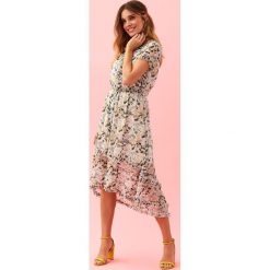 SUKIENKA W KWIATOWY WZÓR. Białe sukienki damskie Top Secret, na lato, w kwiaty, z tkaniny, eleganckie, z dekoltem w serek, z krótkim rękawem, krótkie, mini, asymetryczne. W wyprzedaży za 89,99 zł.