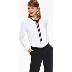 Elegancka bluzka z wiązaniem. Białe bluzki damskie Top Secret, bez wzorów, z tkaniny, eleganckie, z dekoltem w serek, z długim rękawem. Za 89,99 zł.