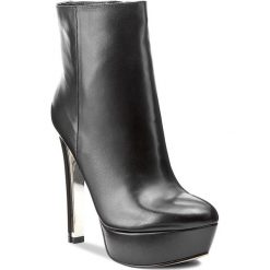 Botki GUESS - Ecker FLECK3 LEA10 BLACK. Czarne buty zimowe damskie marki Guess, z materiału. W wyprzedaży za 539,00 zł.