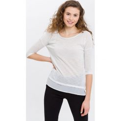 Koszulka w kolorze białym. Białe koszulki damskie Cross Jeans, l, bez wzorów, z okrągłym kołnierzem. W wyprzedaży za 56,95 zł.