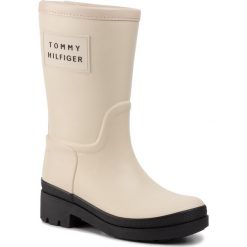 Kalosze TOMMY HILFIGER - Warmlined Rainboot FW0FW04336 Cream 909. Brązowe kalosze damskie TOMMY HILFIGER, bez wzorów, z tworzywa sztucznego. Za 539,00 zł.