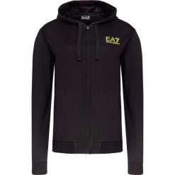 Bluza EA7 EMPORIO ARMANI Czarny. Czarne bluzy męskie marki EA7 Emporio Armani, z nadrukiem, z bawełny, z kapturem, bez rękawów, z kapturem. Za 530,00 zł.