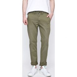 Pepe Jeans - Spodnie. Zielone spodnie męskie Pepe Jeans, na co dzień, bez wzorów, z elastanu, casualowe. W wyprzedaży za 119,90 zł.