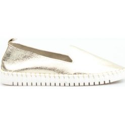 Espadryle damskie skórzane mieniące się złote Sempre. Żółte espadryle damskie Sempre, bez wzorów, bez obcasa. W wyprzedaży za 199,00 zł.
