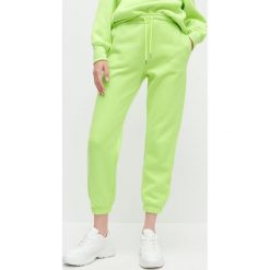 Neonowe spodnie dresowe -. Spodnie damskie Reserved, xl, z dresówki. Za 79,99 zł.