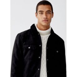 Kurtka trucker ze sztruksowym kołnierzem. Czarne kurtki męskie Pull&Bear, m, bez wzorów, ze sztruksu, bez kaptura. Za 159,00 zł.