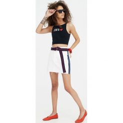 Krótki top 100k. Czarne koszulki damskie Pull&Bear, bez wzorów, bez kołnierzyka. Za 19,90 zł.