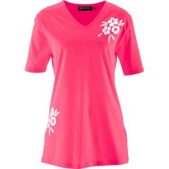 Długi shirt bonprix różowy hibiskus z nadrukiem. Różowe koszulki damskie bonprix, z nadrukiem, bez kołnierzyka, z długim rękawem. Za 34,99 zł.
