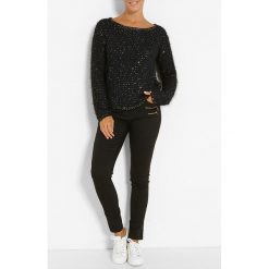 Sweter w kolorze czarnym. Czarne swetry damskie Jacqueline Riu, bez wzorów, ze splotem, klasyczne, bez rękawów, bez kaptura. W wyprzedaży za 79,95 zł.