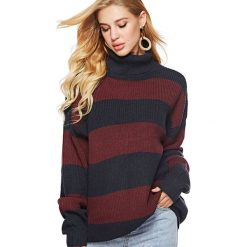 Sweter w kolorze czarno-bordowym. Czerwone swetry damskie Swetry na chłodne dni, bez wzorów, ze splotem, bez rękawów, bez kaptura. W wyprzedaży za 119,95 zł.
