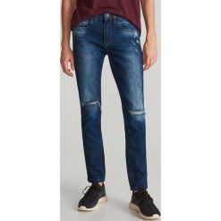 Jeansy slim z dziurami - Granatowy. Niebieskie jeansy męskie Reserved, m, bez wzorów. Za 129,99 zł.