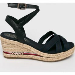 Tommy Hilfiger - Sandały. Niebieskie koturny damskie TOMMY HILFIGER, bez obcasa, na obcasie, na klamry. W wyprzedaży za 299,90 zł.